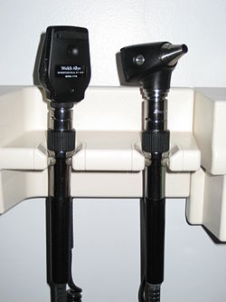 افتالموسکوپ (به انگلیسی: Ophthalmoscopy یا funduscopy یا fundoscopy)‏